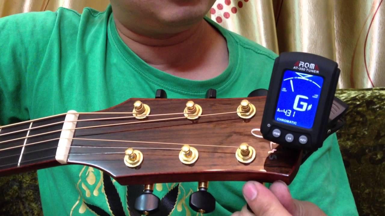 Lên dây đàn guitar bằng tuner