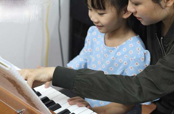 cách dạy trẻ em học đàn piano tại nhà