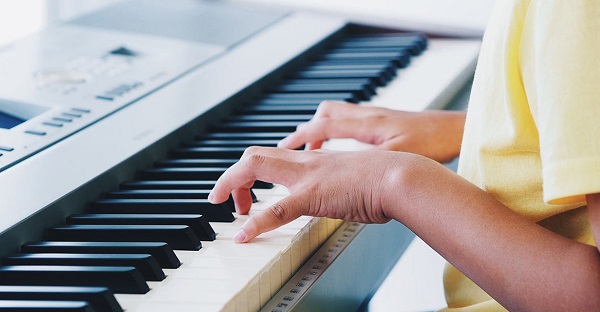 kỹ thuật chạy ngón khi chơi đàn piano