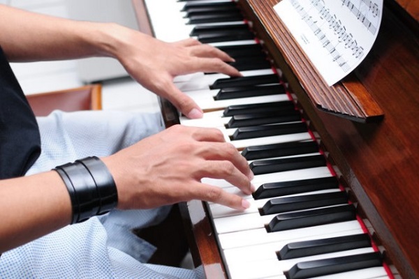 luyện tập đàn piano