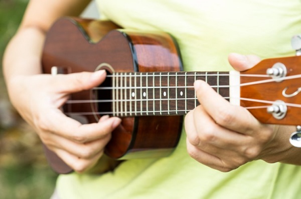 nhạc cụ cầm tay - ukulele