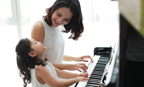 trẻ em học đàn piano từ sớm có lợi ích gì