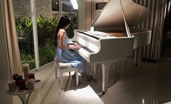 tư thế chơi đàn piano đúng