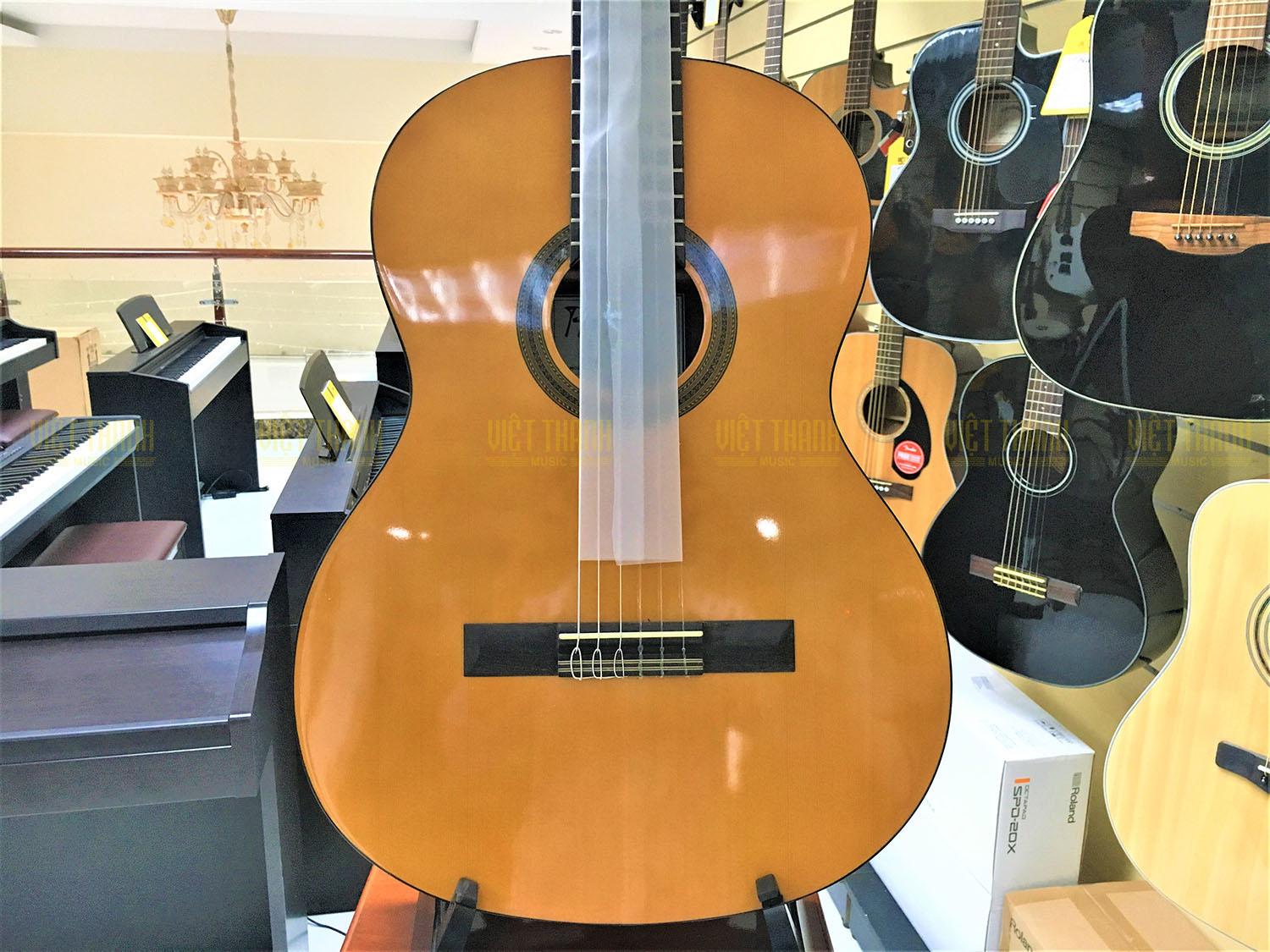 Đàn guitar Cordoba C1 được thiết kế theo kiểu dáng Dreadnought của dòng Protege