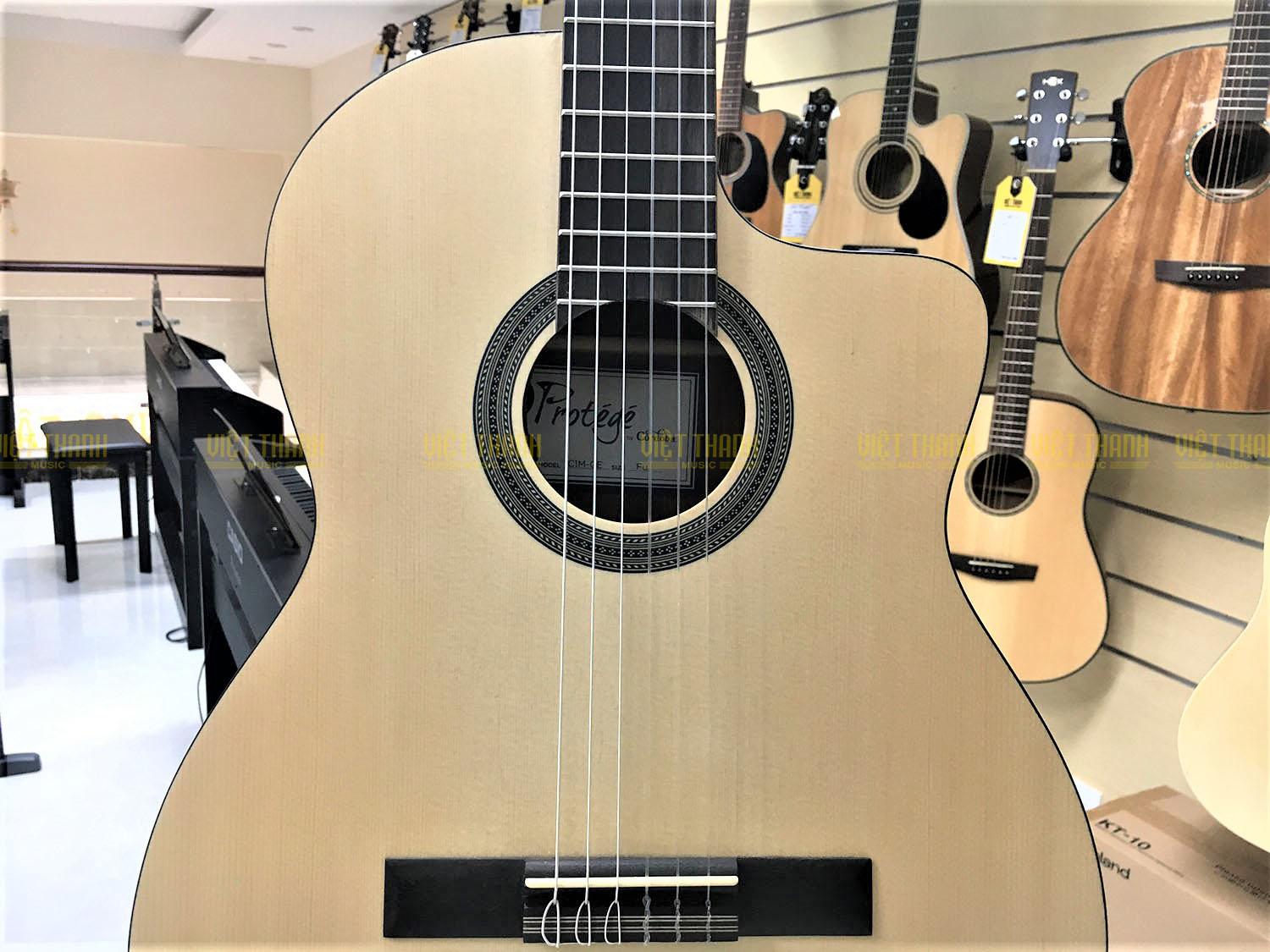 Mặt đàn guitar Cordoba C1MCE chất liệu gỗ vân sam nguyên miếng