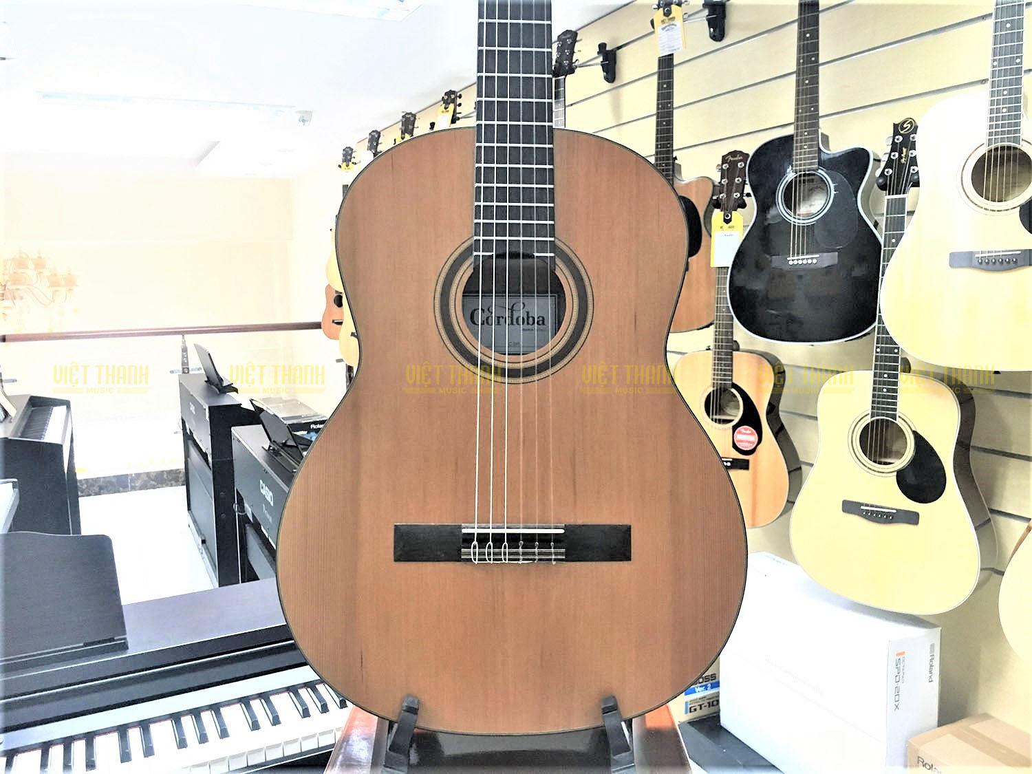 3M được thiết kế theo phong cách đàn guitar Tây Ban Nha truyền thống
