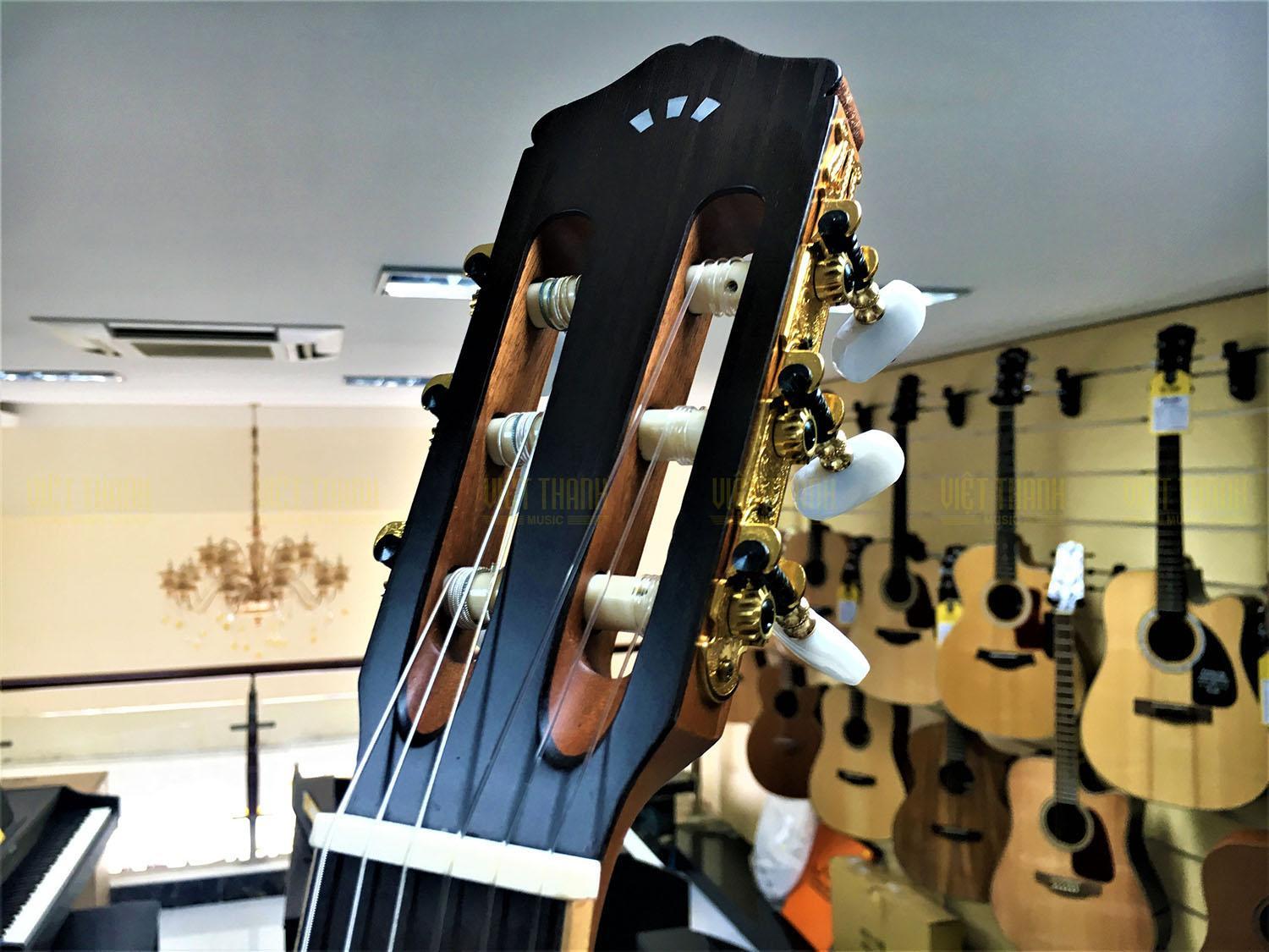 Đàn guitar Cordoba C4-CE có mức giá hợp lý với phân khúc chuyên nghiệp