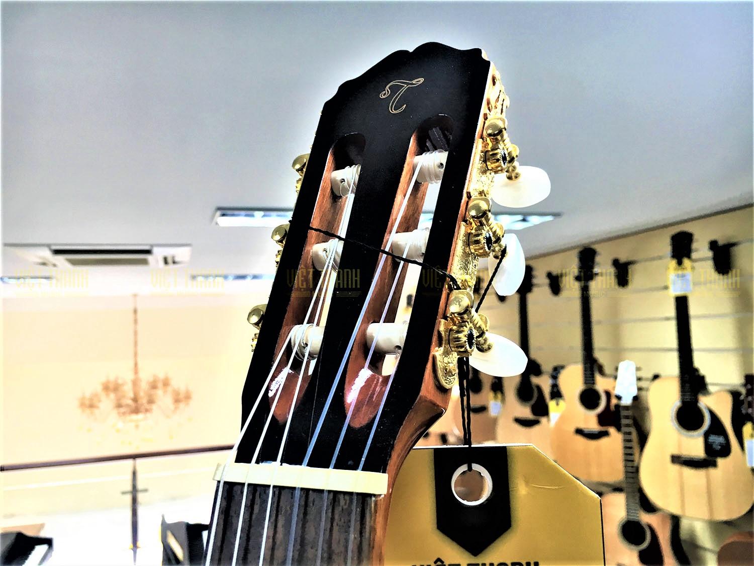 Đàn guitar Takamine GC5 NAT được thiết kế khóa màu vàng sang trọng