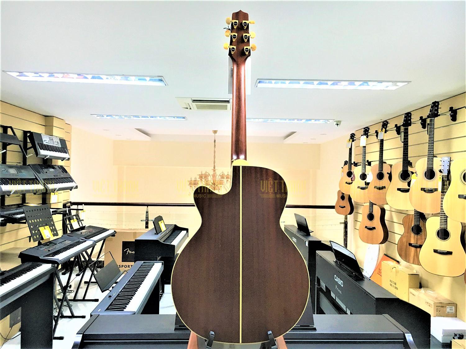 Đàn guitar Takamine P3NC trưng bày tại showroom Việt Thanh Music