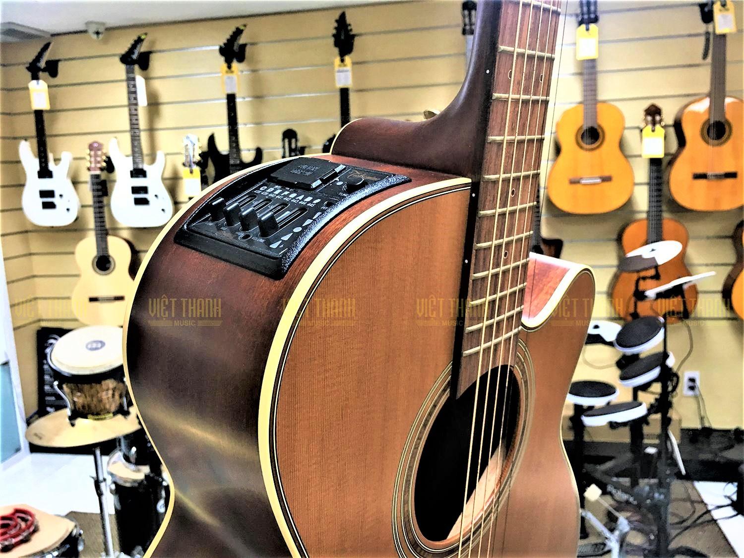 Đàn guitar Takamine P3NC có hệ thống EQ 3 band