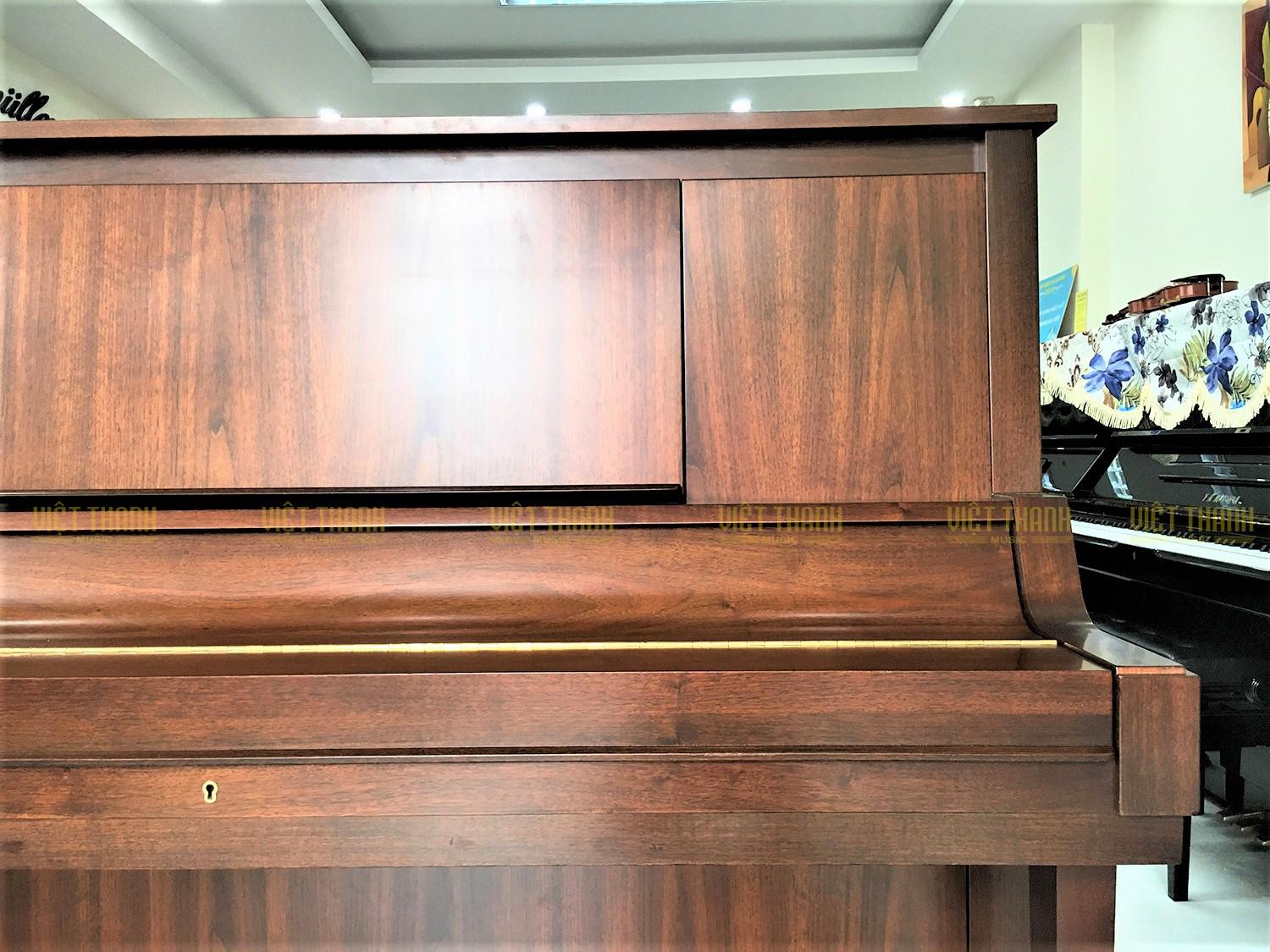 Đàn piano Yamaha W102 có chất liệu gỗ cao cấp
