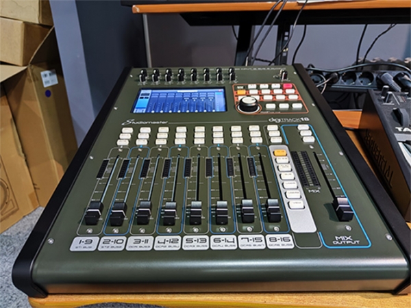 Mixer Studiomaster Digitrack 18